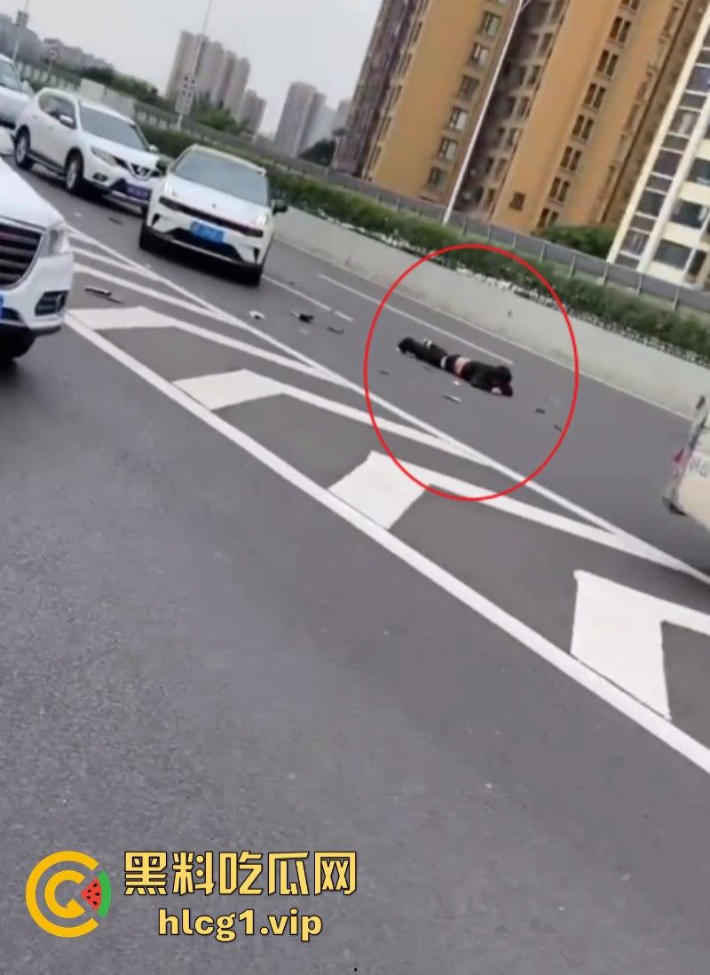 重口慎入!成都金丰高架发生一起惨烈车祸 货拉拉司机身体零件散落一地!-8
