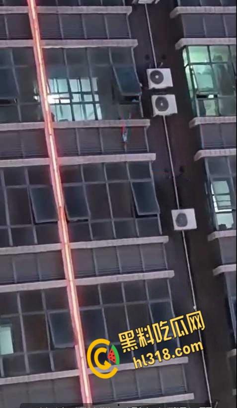 广东惠州惠东黄埠，一女子不明原因悬于窗外，不断摆脱窗户里的施救，从六楼坠落凶多极少  !-1