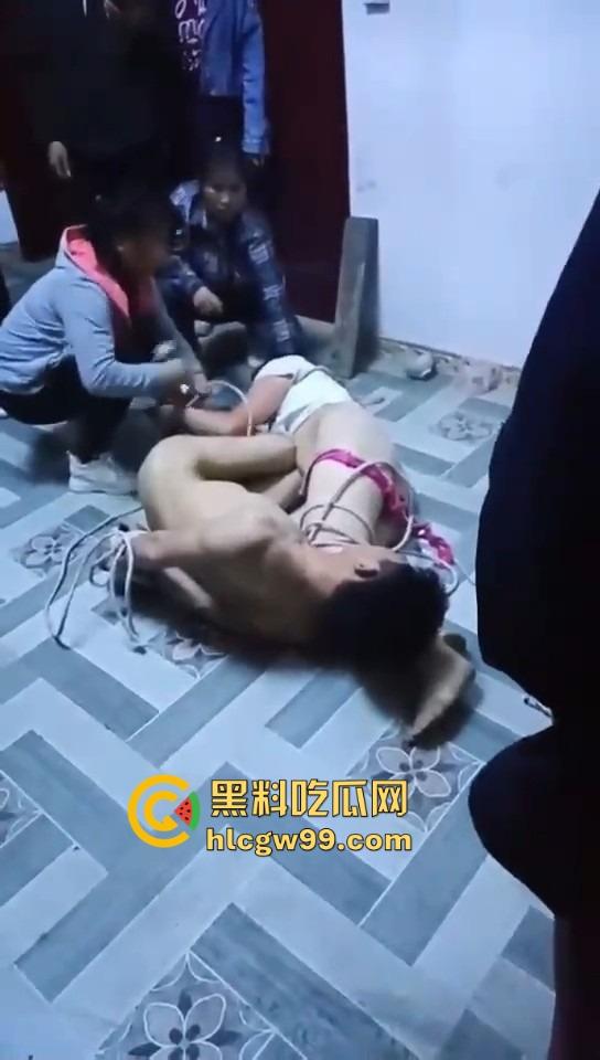广西捉奸牛逼炸裂,抓奸直接把人绑一起,这是要浸猪笼还是咋滴?这骚操作真是绝了!-3