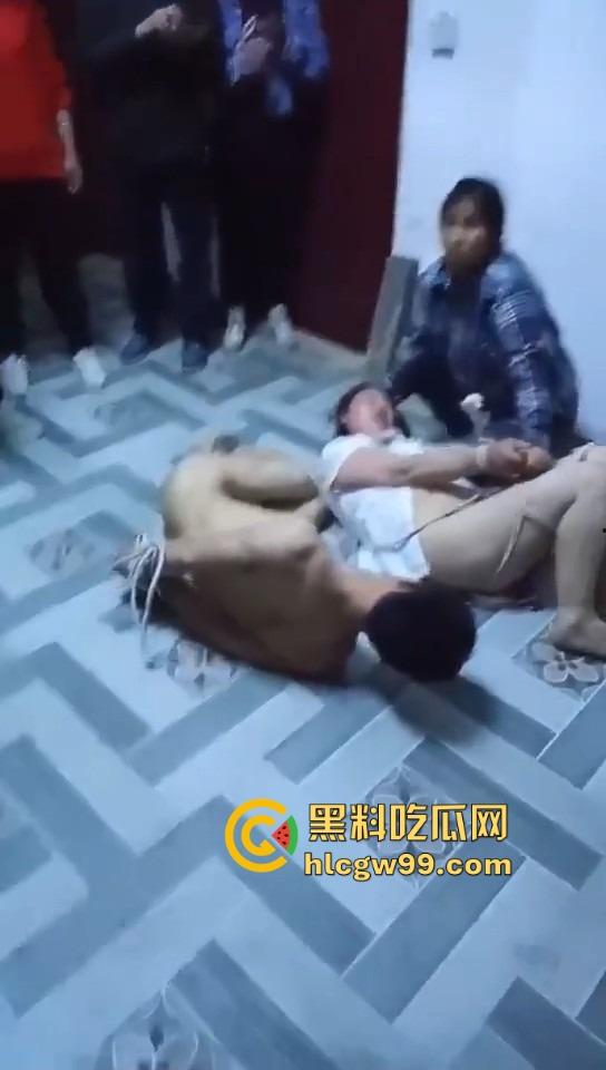 广西捉奸牛逼炸裂,抓奸直接把人绑一起,这是要浸猪笼还是咋滴?这骚操作真是绝了!-7