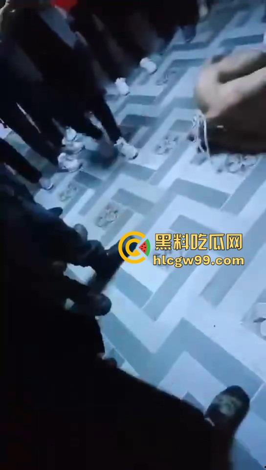 广西捉奸牛逼炸裂,抓奸直接把人绑一起,这是要浸猪笼还是咋滴?这骚操作真是绝了!-8