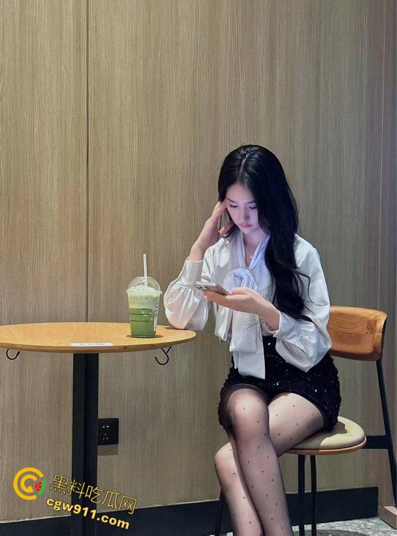 女仆餐厅认识的大一学生妹【刘婉婷】,身穿JK制服白丝约会被拿下,无套后入猛干全射在奶子上!-3