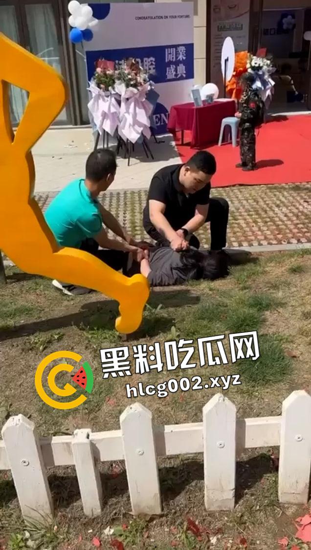 牙疼真要人命！女子被医生多拔了一颗牙 为报仇带刀直接捅死医生 现场血腥视频流出-4