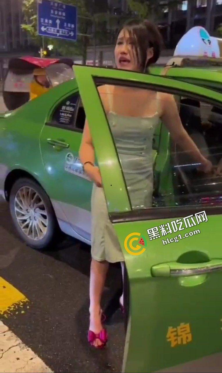 成都春熙路小仙女 因出租车司机乱收费与其发生争执 上车一分钟9块钱 扬言被殴打谩骂 最后报警处理-3