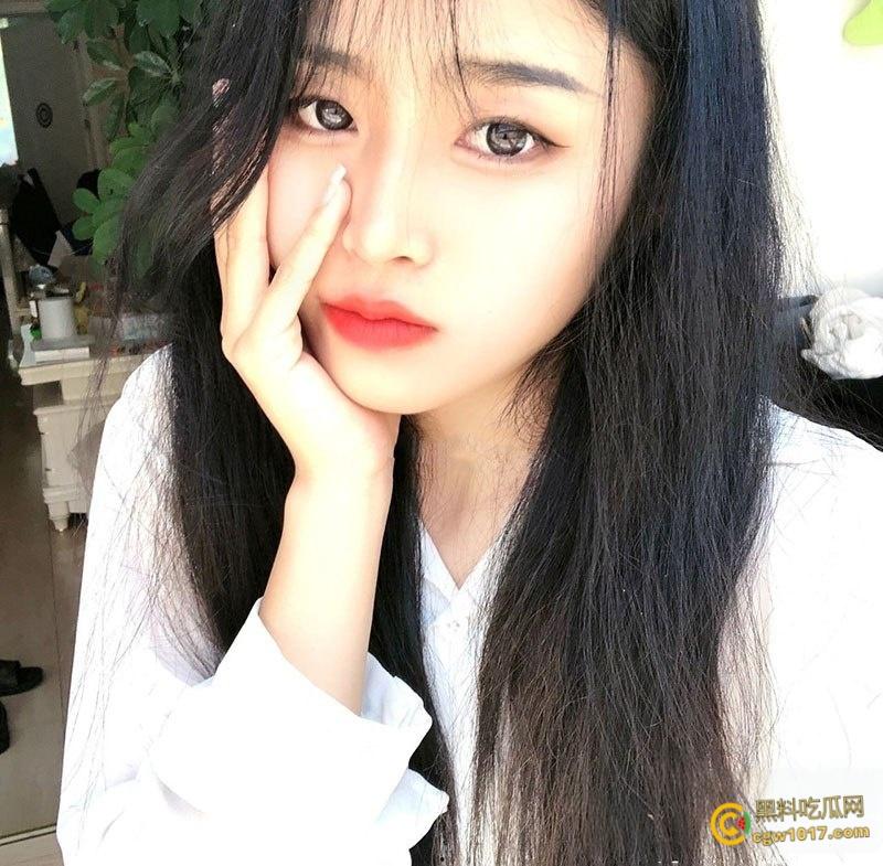 青海高颜值美女【张佳珍】，裸贷自慰视频曝光，牙刷手指轮番猛桶，无毛嫩穴淫水四溢，反差淫荡十足！-3