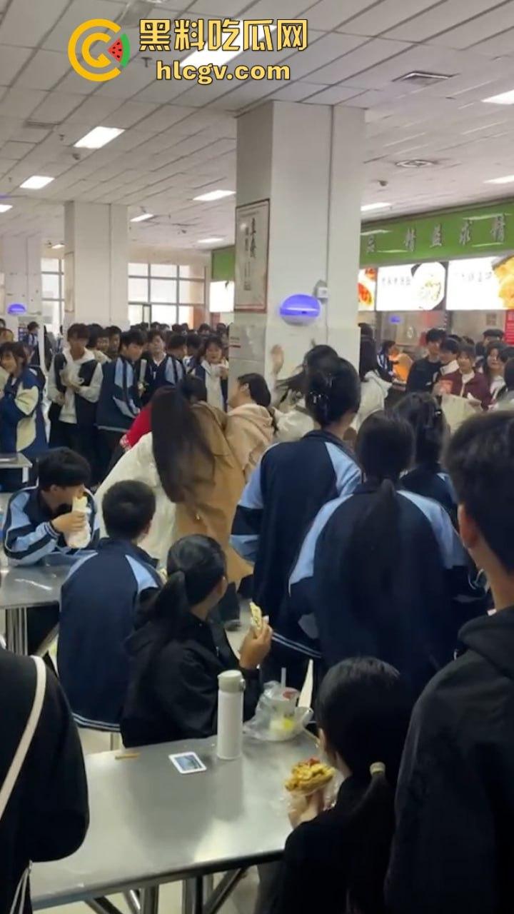 沈阳学院食堂女生打架现场堪比疯马秀 扒衣露奶相当刺激-6