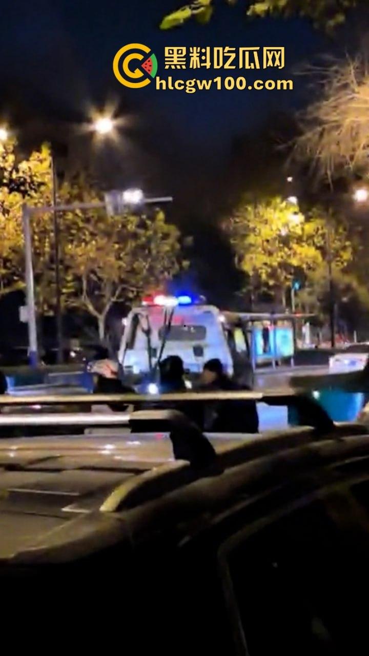 河北石家庄醉酒女司机酒后驾路虎连撞三车 当场吓傻 眼尖吃瓜群众发现美女后裤湿了一片 这是尿了？-5