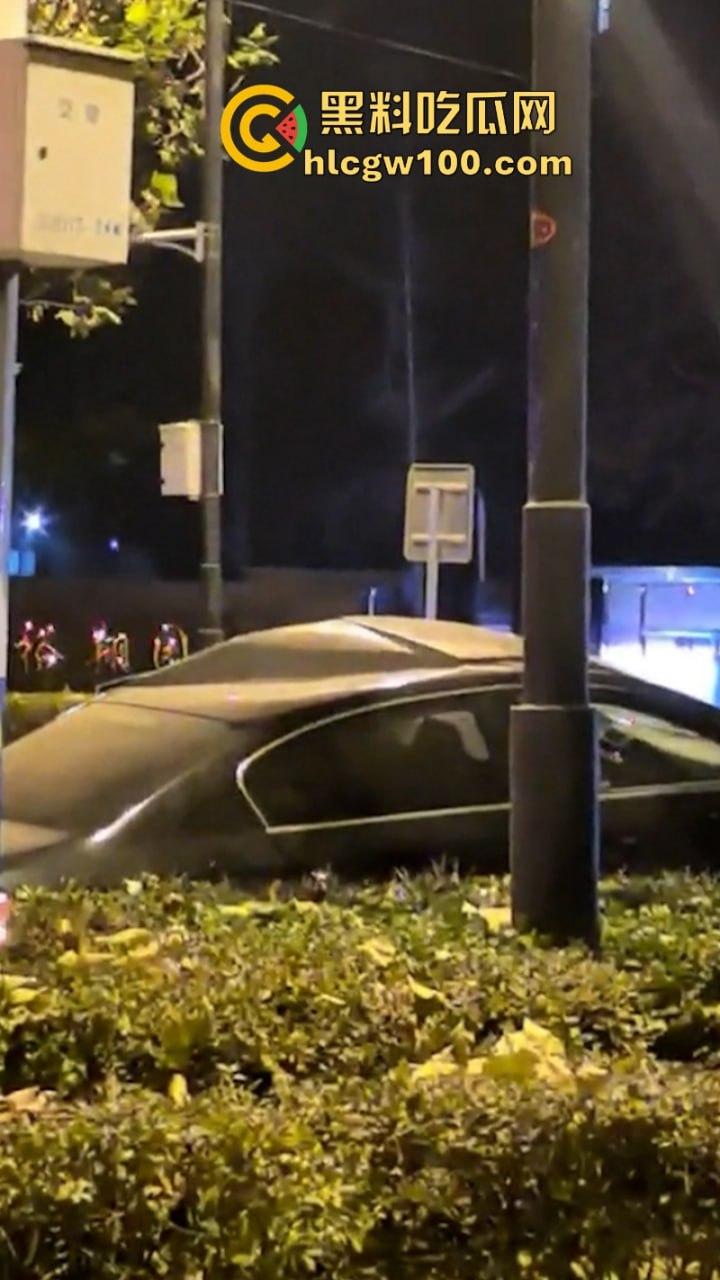 河北石家庄醉酒女司机酒后驾路虎连撞三车 当场吓傻 眼尖吃瓜群众发现美女后裤湿了一片 这是尿了？-9