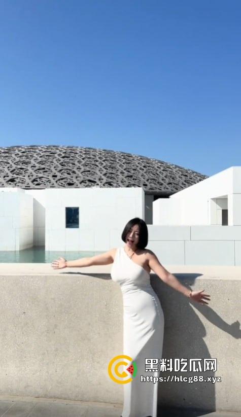 抖音百万粉贱婊【兔兔1104】反差少妇不雅视频满天飞，绝美骚逼勾魂操人，装你妈的清纯啊！-6