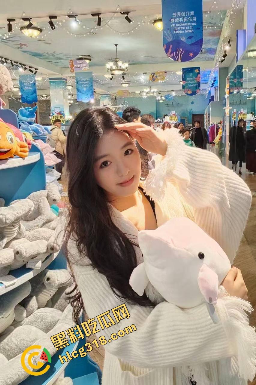 这胖子太懂玩车震了了，让少妇嘴咬内裤、自己舌头钻进去舔白虎逼，把少妇都被舔到腿发抖！-1