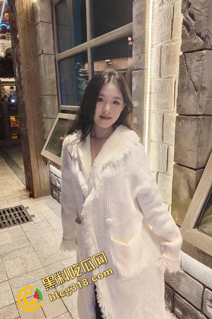 这胖子太懂玩车震了了，让少妇嘴咬内裤、自己舌头钻进去舔白虎逼，把少妇都被舔到腿发抖！-2