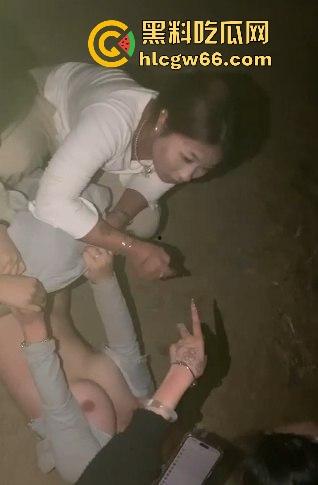 广东湛江雷州精神小妹 知三当三被一群精神小妹扒衣殴打 小妹妹这奶肯定保熟-10