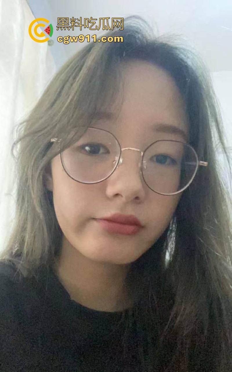 不是哥们你很难想象,这么瘦小的身材下竟然藏着这么丰满的巨乳,再搭配上她斯文的脸庞,很难想象如此反差!-4