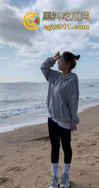 不是哥们你很难想象,这么瘦小的身材下竟然藏着这么丰满的巨乳,再搭配上她斯文的脸庞,很难想象如此反差!-6