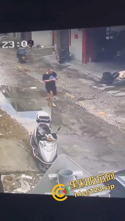 广东潮州发生恶性斗殴事件,一男子被当街砍死,另一人被警方当场抓获,凶手直接被判死刑!-3