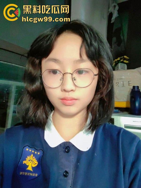 武汉常青树实验学校眼镜婊【许筱娜】调教视频流出,娇嫩白虎无套进入,果然戴眼镜的很反差!-1