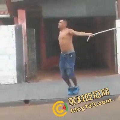 黑人小哥狂拽酷炫!挥棍挡子弹,电视剧看多了玩命呢?-8