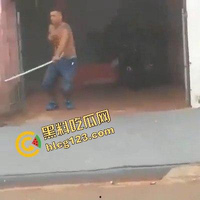 黑人小哥狂拽酷炫!挥棍挡子弹,电视剧看多了玩命呢?-9