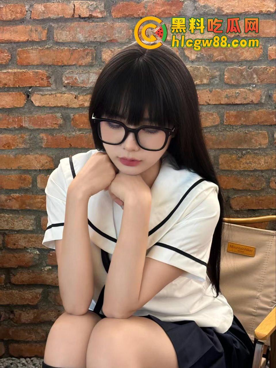 西安培华技术学院『韩粱妮』电竞房开干，闺蜜OB拍摄，双人鸡战激情四射，三人战就差她一起上了！-1