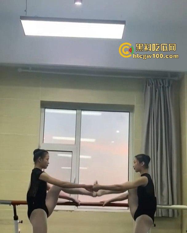 北京市海韵艺术学校芭蕾舞妹子【胡妍慈】金主定制视频曝光，极致反差诱惑，独家爆料！-8
