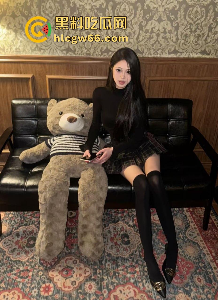 币圈KOL济州岛野外发情现场曝光,当众掏屌喂人吃,吓懵思密达游客,进酒店黑丝爆操不当人!-3