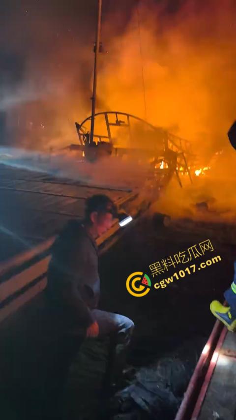 宁德突发火灾！渔船连环暴燃，火舌腾空，夜间被烈焰吞噬殆尽，惊险一刻令人心神俱裂！-6