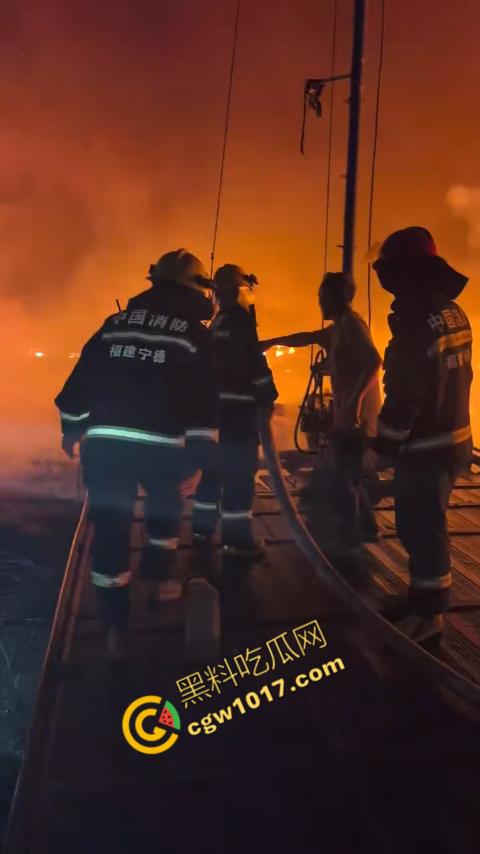 宁德突发火灾！渔船连环暴燃，火舌腾空，夜间被烈焰吞噬殆尽，惊险一刻令人心神俱裂！-7