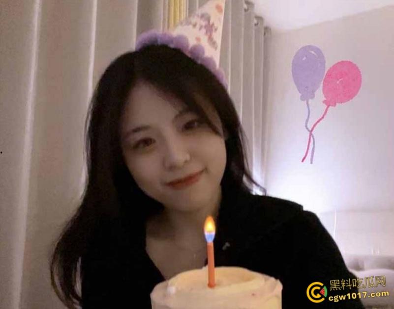 哈尔滨大学美女研究生，上课掀内衣露奶捏乳，扒开翘臀拍菊花小穴，被男友后入爆操，学历越高玩的越骚 !-2