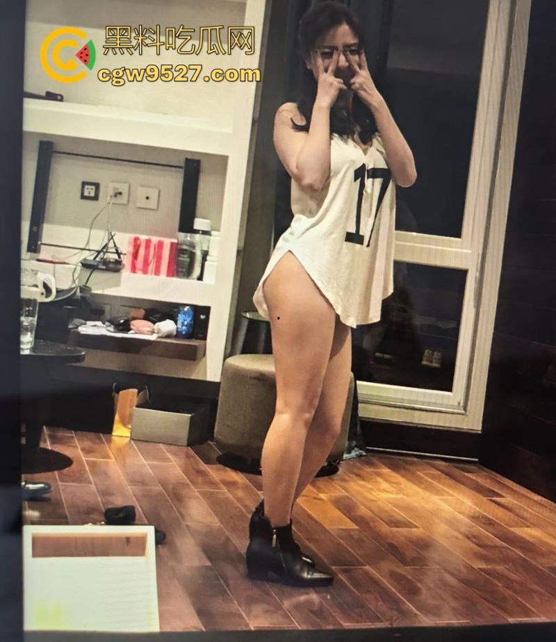 广东极品富婆包养壮年小伙，野外露出3P，多体位伺候花样玩法，性感身材撩翻全网，这富婆玩得真花！-6