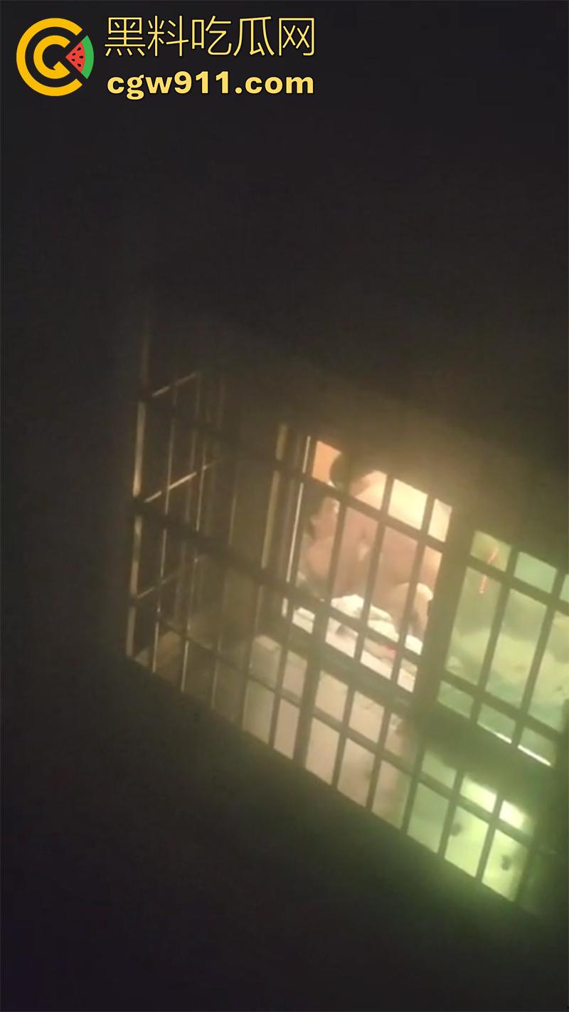 偷拍邻居开窗操逼,大姐趁老公不在偷情,竟开着窗户激情对垒,这段视频留下来,是不是能威胁大姐来一发?-3