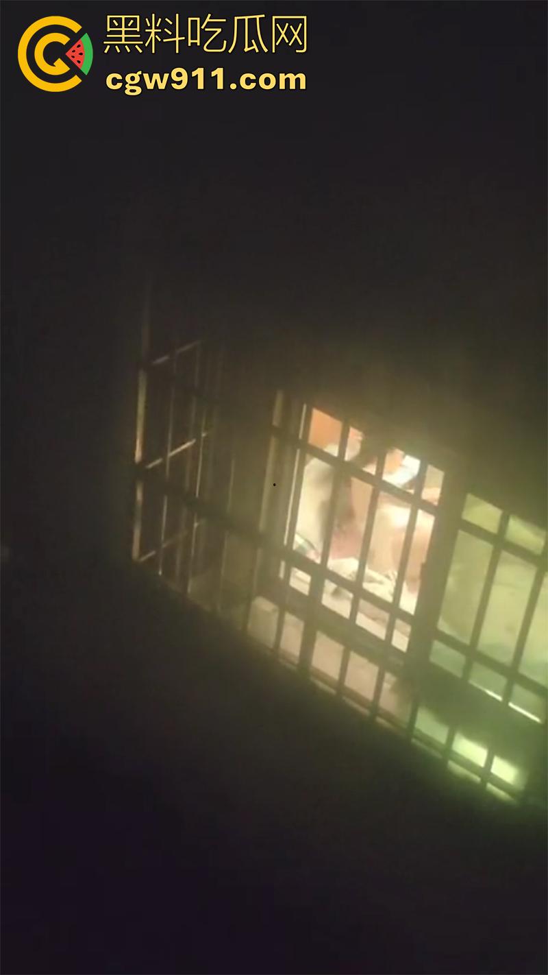 偷拍邻居开窗操逼,大姐趁老公不在偷情,竟开着窗户激情对垒,这段视频留下来,是不是能威胁大姐来一发?-7