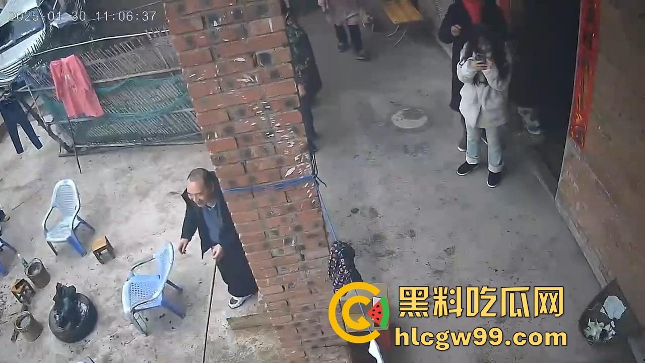 重庆狗子掉进粪坑惨变生化武器 出坑后全家总动员 结果反被狗狂追满院狂喷 粪味冲天!-6