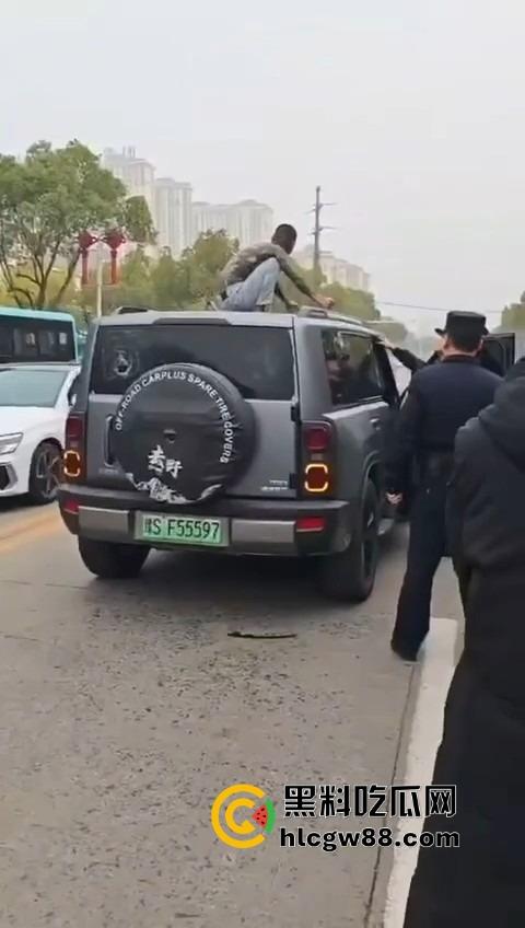 信阳固始惊现爬车怪，美女经理新买的车惨遭当街爬车，心疼到怀疑人生！-5