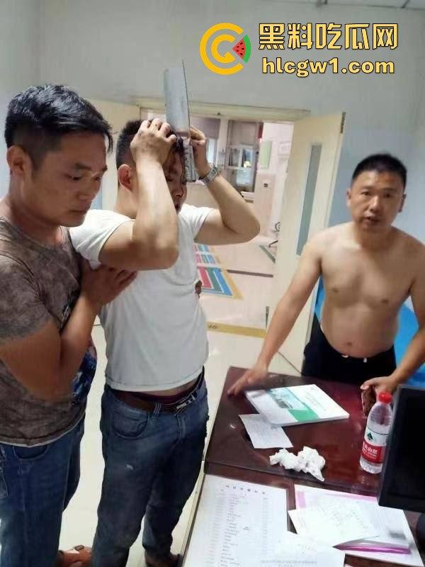 山西捉奸场面刺激！给奸夫脑门上来一菜刀，插得稳稳的，医院都不敢拔！-3