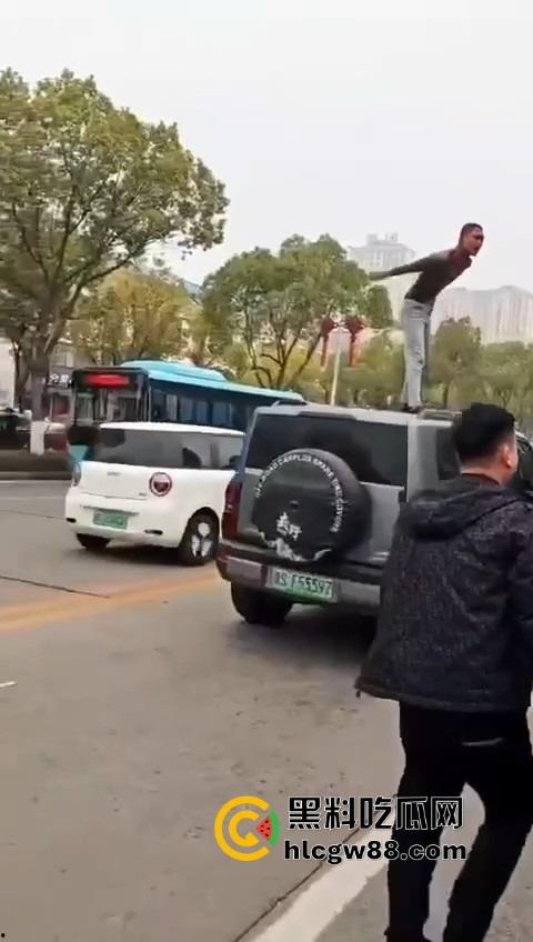 信阳固始惊现爬车怪，美女经理新买的车惨遭当街爬车，心疼到怀疑人生！-7