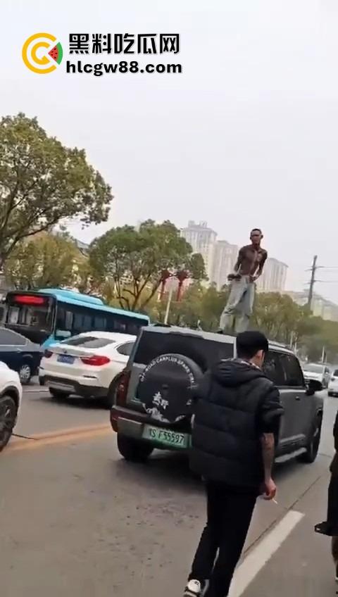 信阳固始惊现爬车怪，美女经理新买的车惨遭当街爬车，心疼到怀疑人生！-8