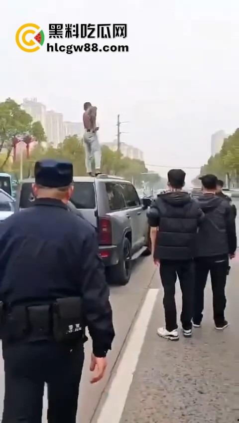 信阳固始惊现爬车怪，美女经理新买的车惨遭当街爬车，心疼到怀疑人生！-9