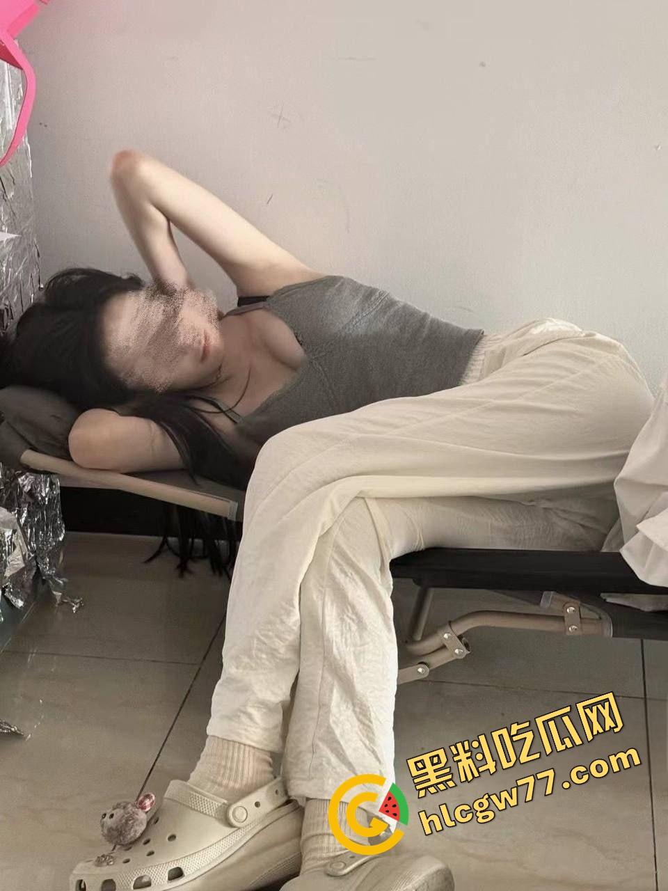 贵州财经大学女神【田静】网上约炮视频曝光，白天装淑女，晚上被操得屁股乱抖，贱得像条狗！-5