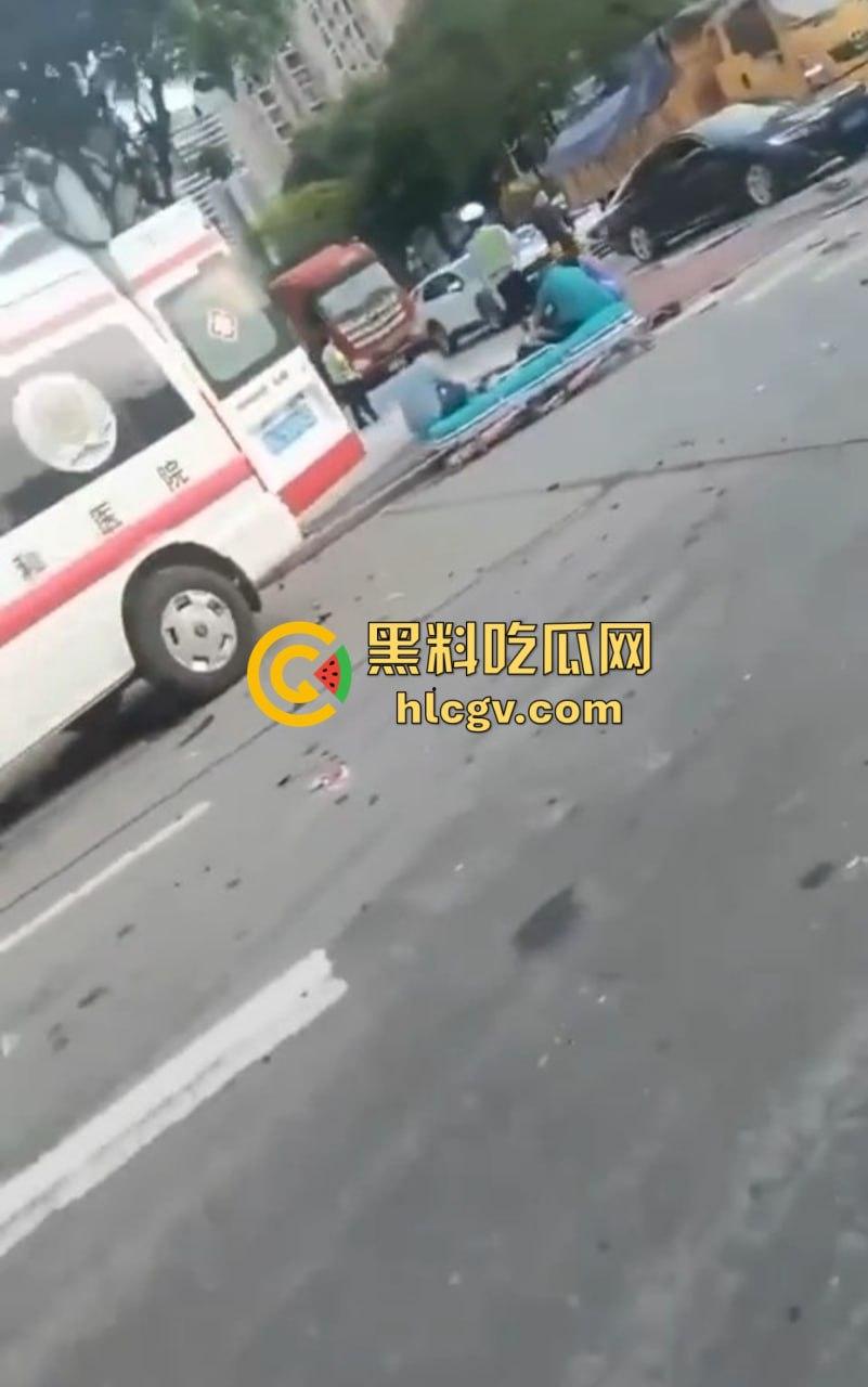 带妹飙到212码，大众车毁人亡！精神小伙翻车直播秒变吃席现场，欢迎瓜友围观！-8