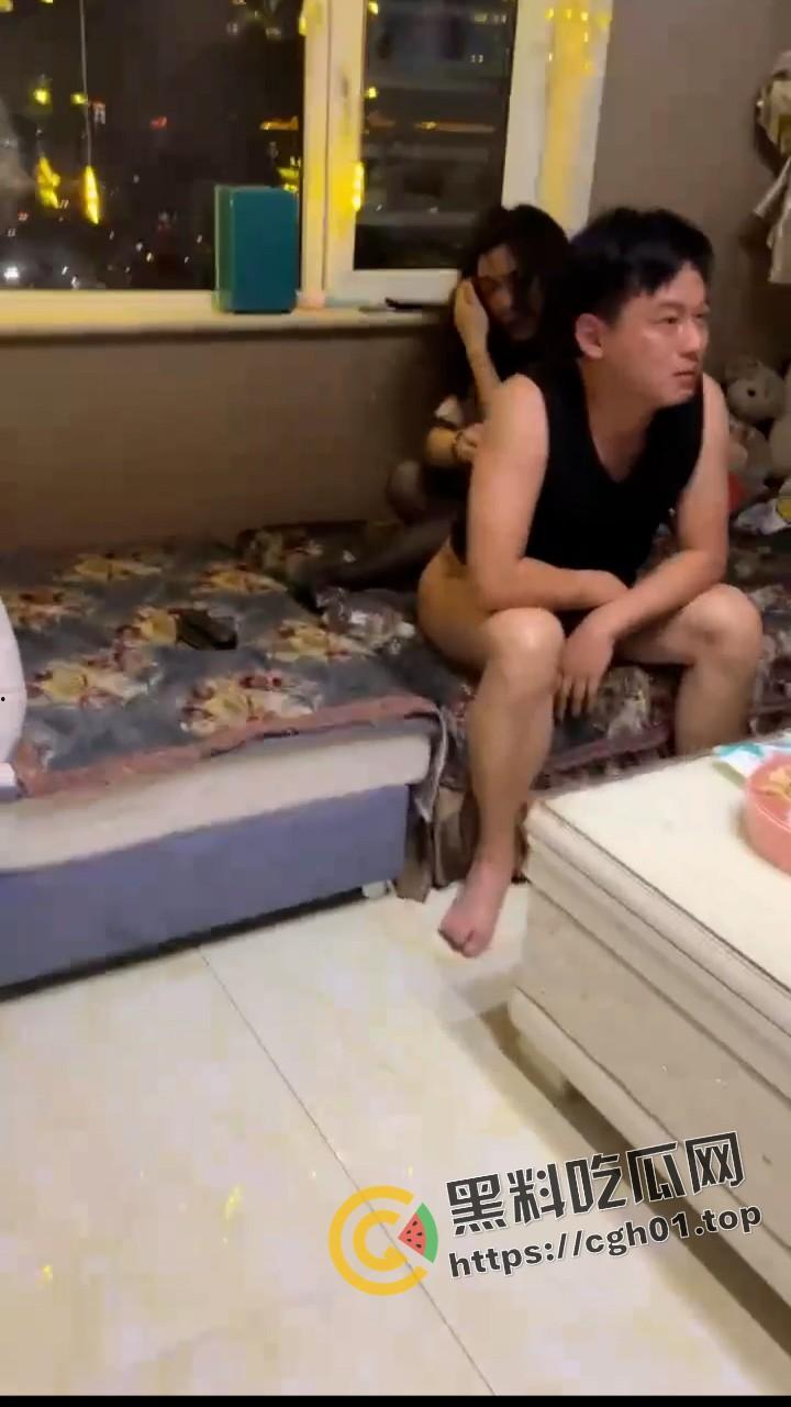 女婿出轨岳母 沙发大战 被捉奸还在硬着 吃了药也要干 这丈母娘该有多骚-4