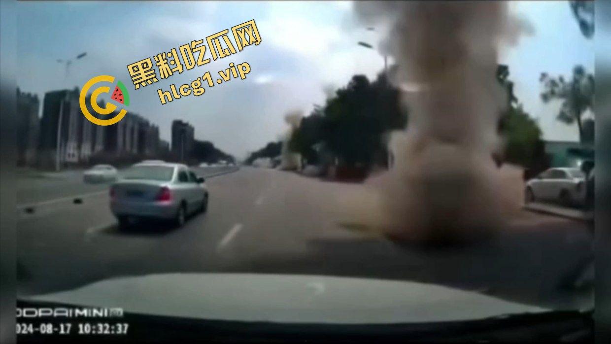 辽宁鞍山 一段公路突发爆炸！井盖崩飞 堪比战场 不知道的还以为打过来了！-6