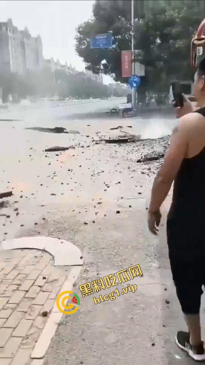 辽宁鞍山 一段公路突发爆炸！井盖崩飞 堪比战场 不知道的还以为打过来了！-10
