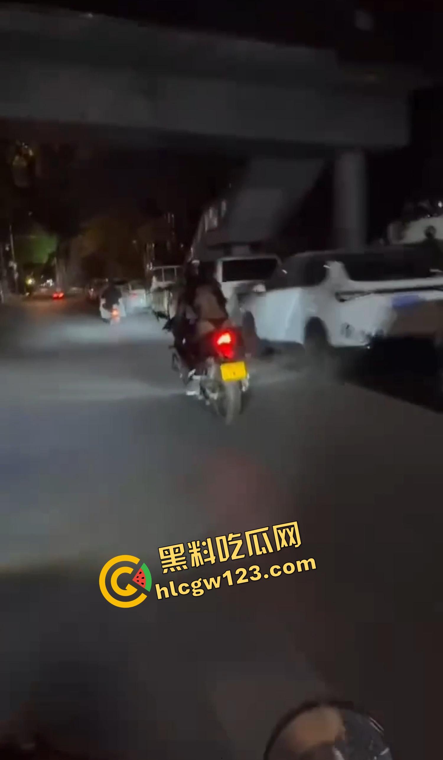 午夜飙车逼味四溢！山东黑丝女骑丁字裤上阵，翘臀弹震惊路人，骑友含泪冲刺鸡巴立正尾随！-8