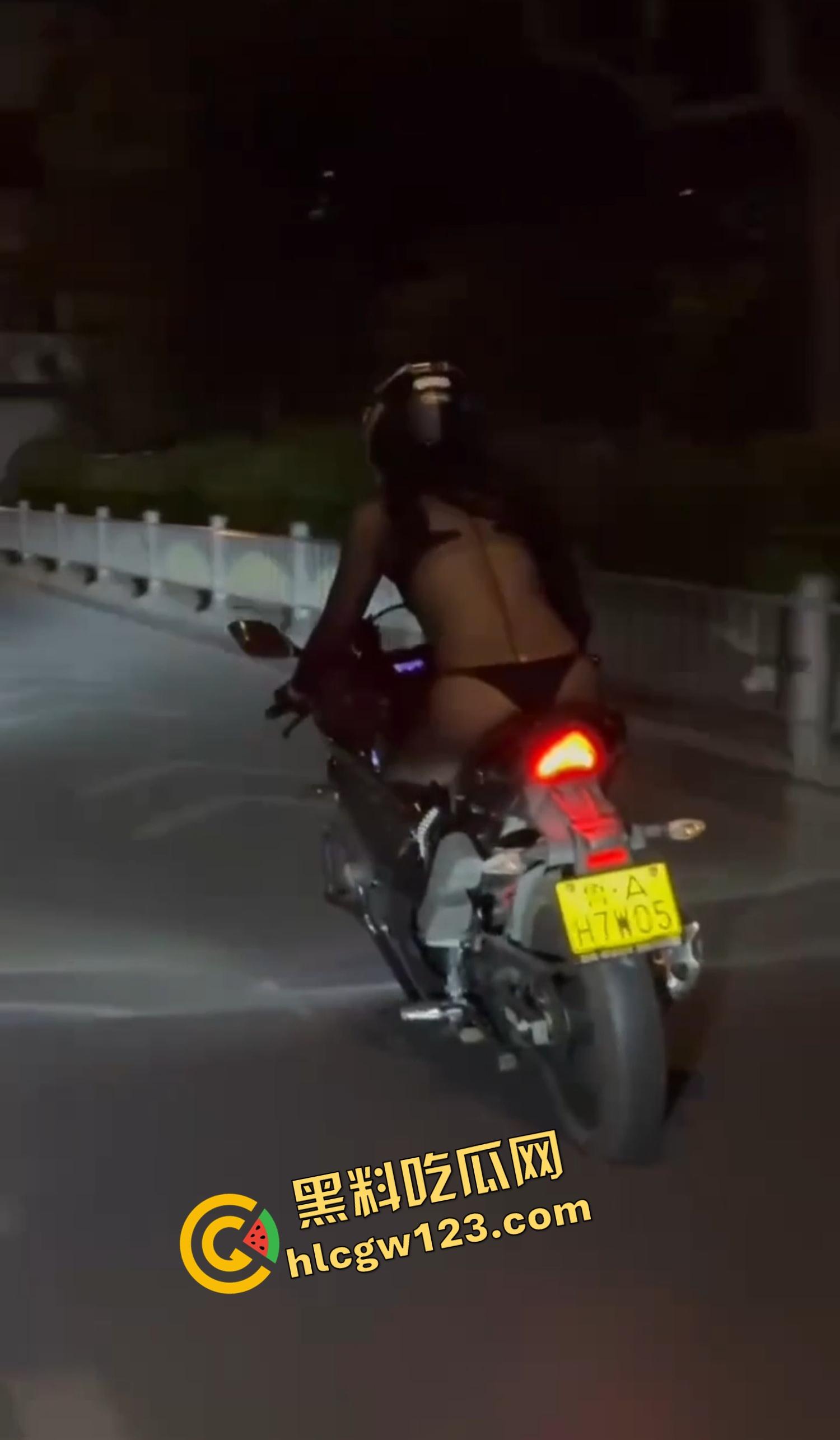 午夜飙车逼味四溢！山东黑丝女骑丁字裤上阵，翘臀弹震惊路人，骑友含泪冲刺鸡巴立正尾随！-9