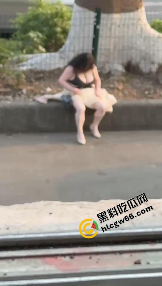 微胖美女整理奶罩全程高能!肉弹战车缓缓启动,这晃动幅度不是谁的内衣都扛得住的!-2