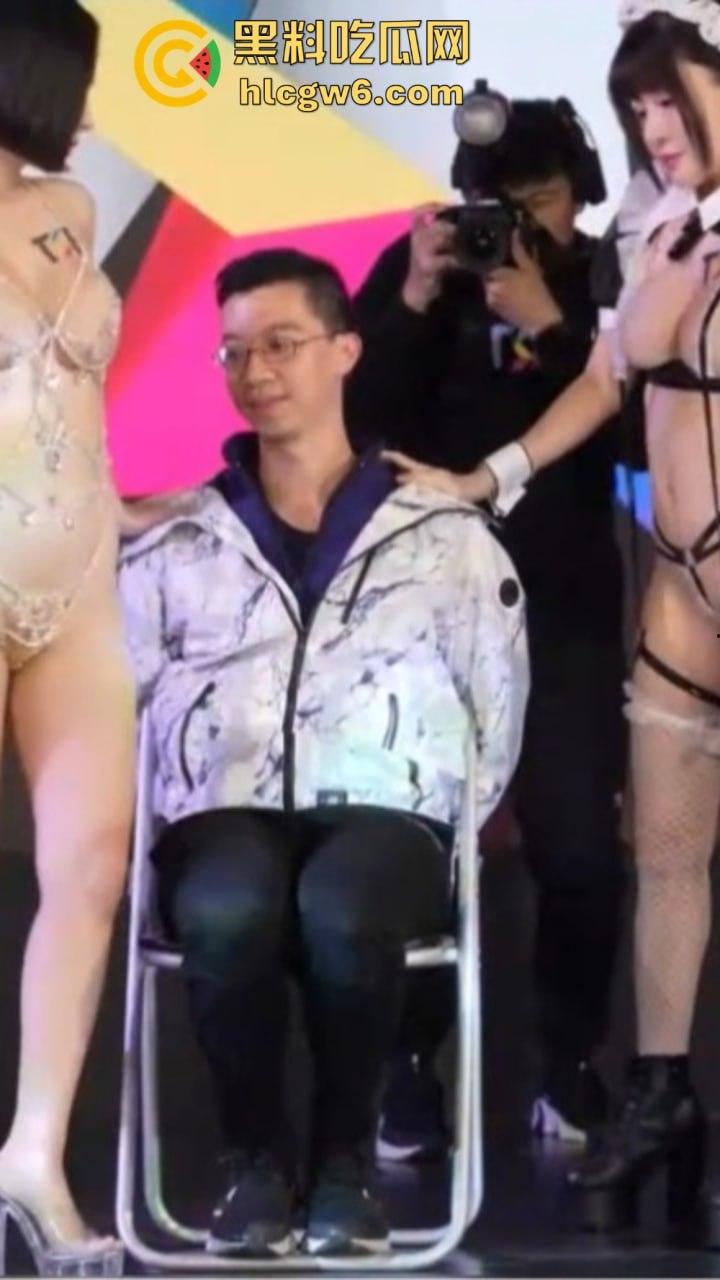 台湾成人展太敢玩,两大女优现场狂骑男粉丝,坐腿上贴身调情,高清镜头拍到压枪都快hold不住了!-11