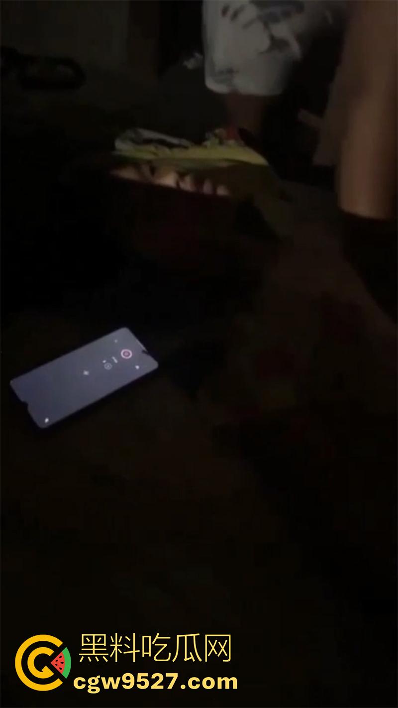 真实鬼上身现场画面，女孩躺在家中行为怪异，据说此前也被上过身，不得不说真吓人啊！-5