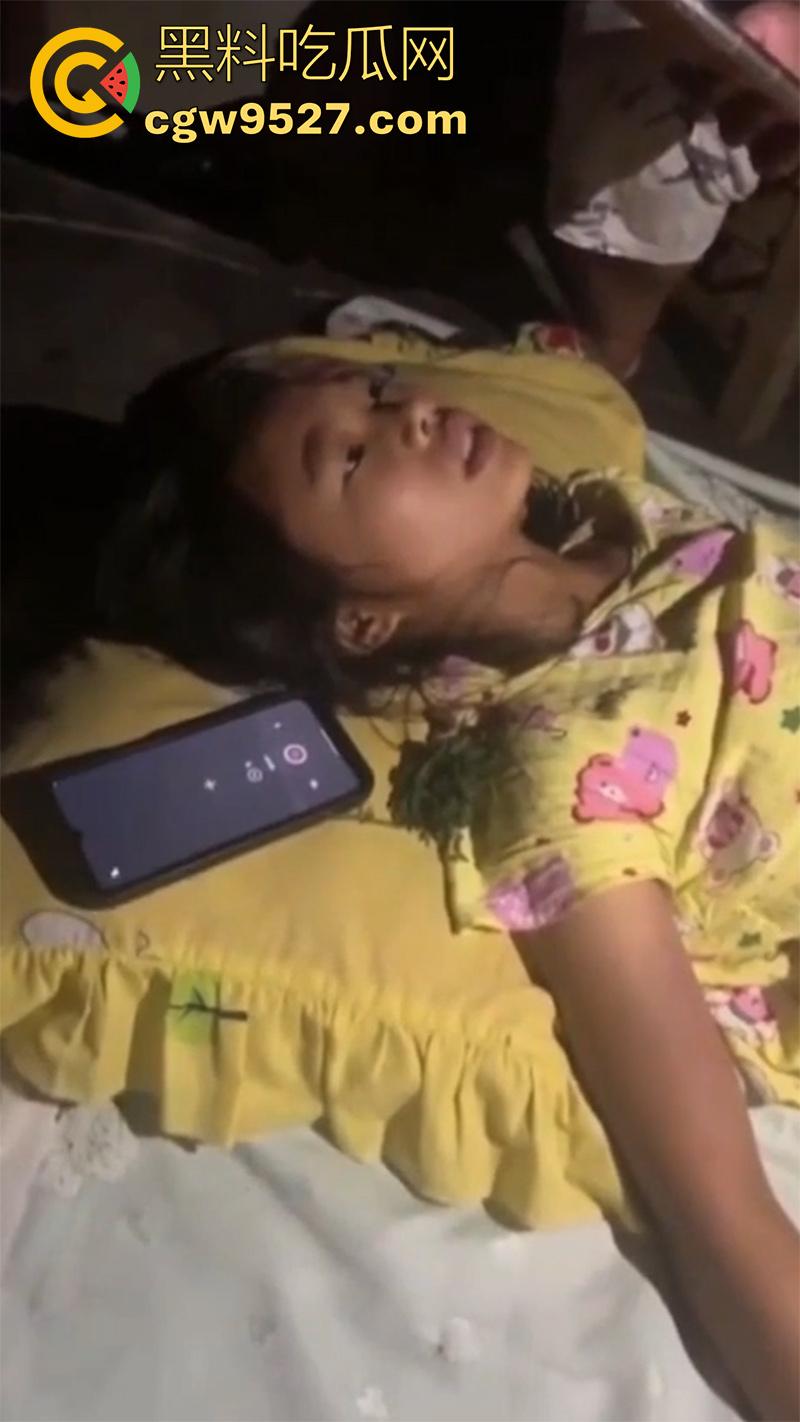 真实鬼上身现场画面，女孩躺在家中行为怪异，据说此前也被上过身，不得不说真吓人啊！-7