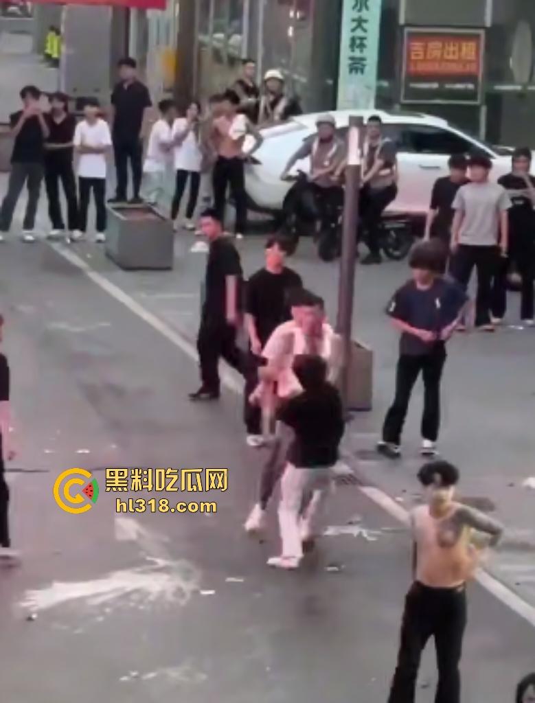 杀马特小年轻群殴纹身社会哥!啤酒瓶爆头血流成河,保安亭前打架无人管制!-2