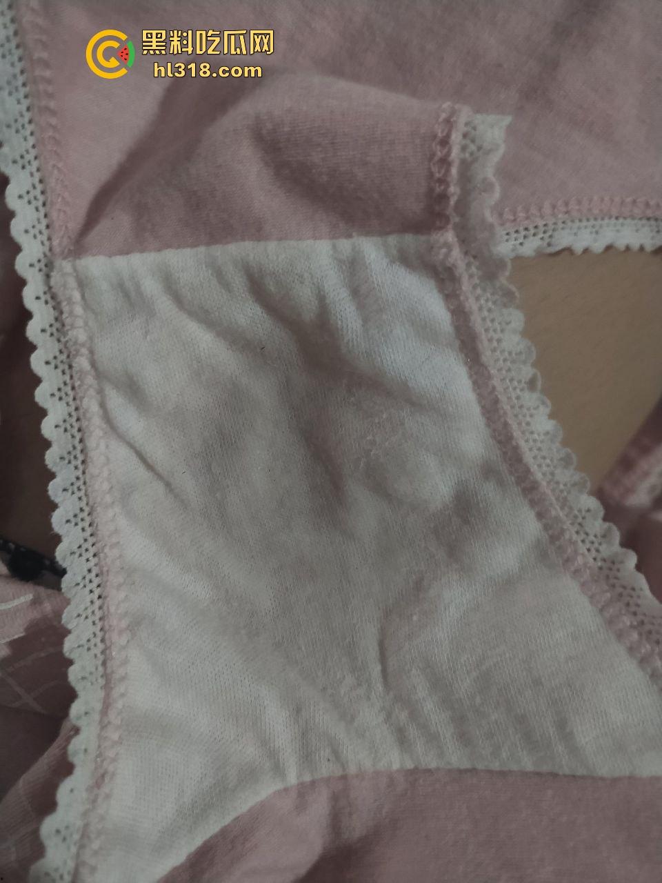 清纯可爱女高上课自慰，边跟同桌聊天边揉搓大奶，还装无事发生，确实淫穴早已泛滥成灾！-4